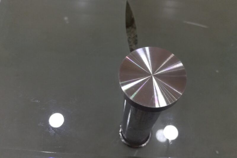 prikaz metalne nogice za stakleni nameštaj