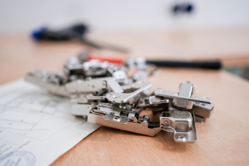 prikaz nekoliko šarki na stolu