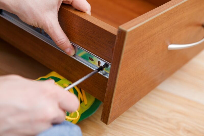 osoba stavlja klizač na fioku