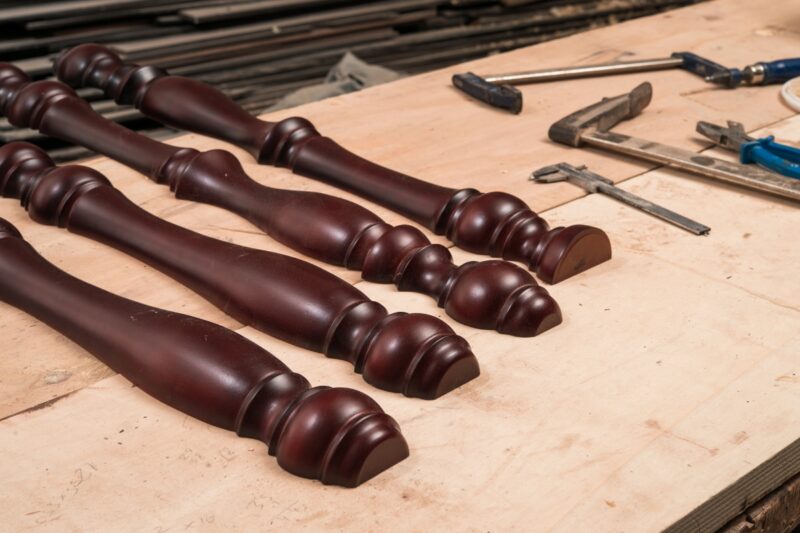 prikaz drvenih nogica u izradi za police