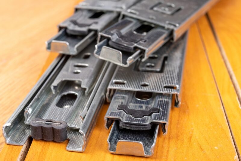 prikaz klilzača za fioke na drvenoj površini